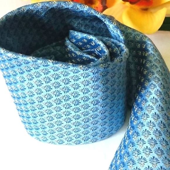 CALVIN KLEIN ICE BLUE SILK NECKTIE SIZE 60" x 4" - Picture 3 of 9